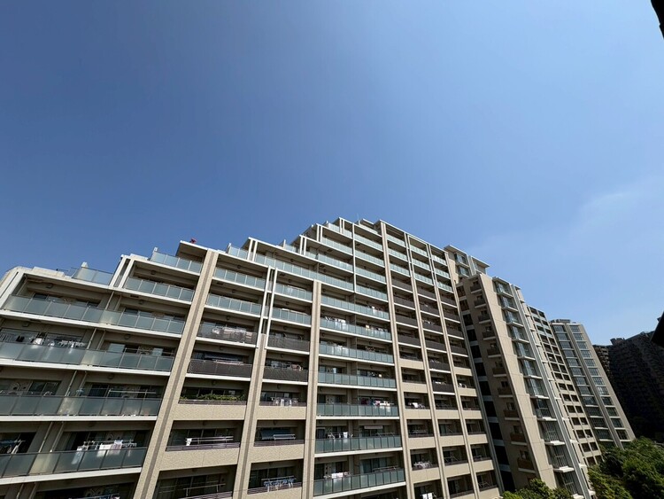 バルコニー 窓を開けると広がる青空。心をリフレッシュして日々を過ごしていきましょう。