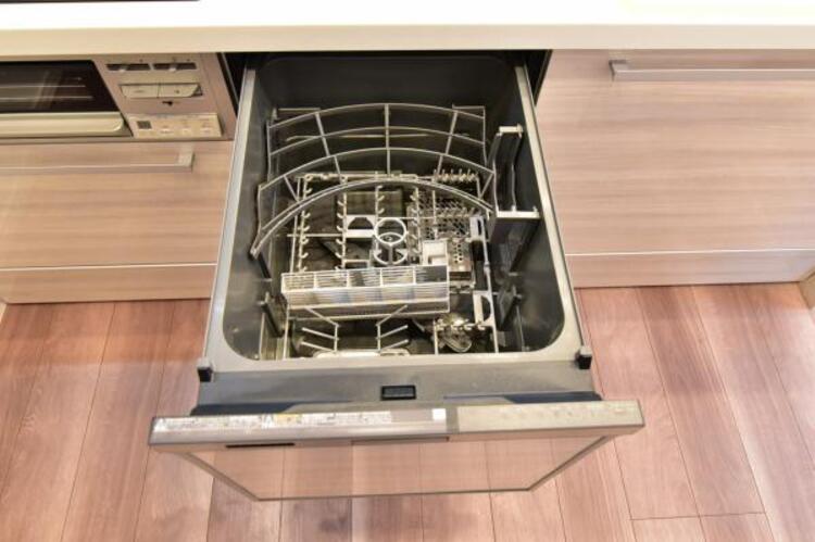 設備 食器の後片付けに便利な食器洗浄乾燥機を標準装備。ビルトインタイプなので見た目もスッキリ、特に共働き世帯のご家族には必須品です。