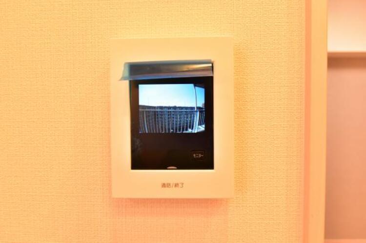 設備 来訪者を鮮明な画像で確認できるTVモニター付インターホン。夜間や天候の悪い日もしっかりとチェック。特に奥様やお子様だけでの在宅が多いご家族は必需品です。録画機能付きなら後からも確認できます。