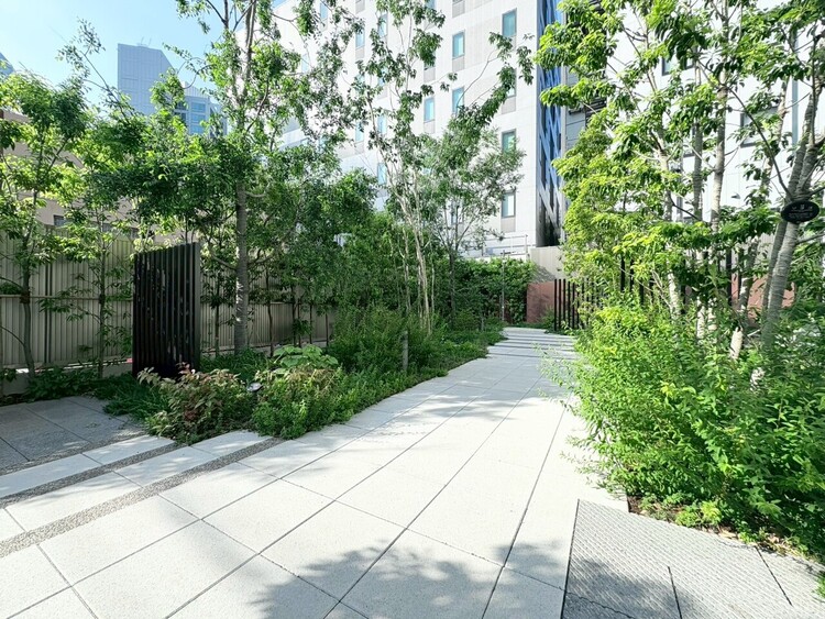 その他 マンションの敷地内には、中庭もございます。