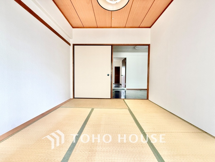 内装 ◆間接照明◆オレンジ色の光が僕達を大人な気分にさせる。静かで優しく語りかけるその光は、今日の終わりを告げてくれ、でも明日にはいい事が必ず来るよ。そんな囁きが聞こえてくる