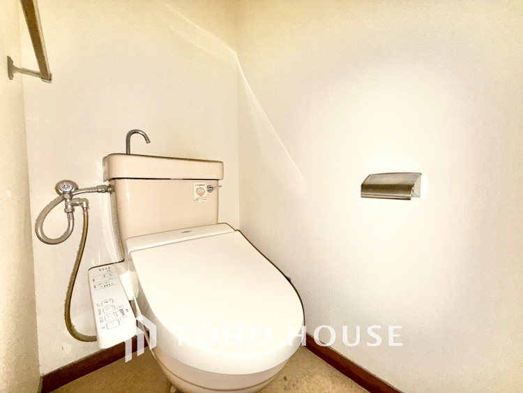 トイレ ◆トイレ◆トイレも全て新品に交換されており、清々しく新生活を始めることができます。白基調の清潔感のある空間に生まれ変わりました。