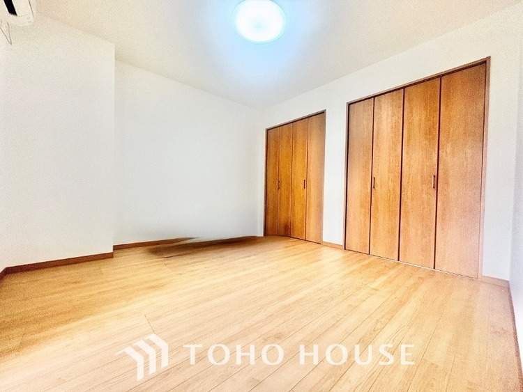 内装 使いやすく、明るい洋室に仕上がります。子供部屋や趣味のお部屋にご利用できます。ご自身で家具などを配置し、素敵な空間を創り上げられます。