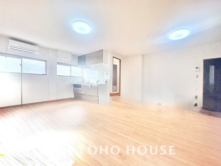 内装 使いやすく、明るい洋室に仕上がります。子供部屋や趣味のお部屋にご利用できます。ご自身で家具などを配置し、素敵な空間を創り上げられます。