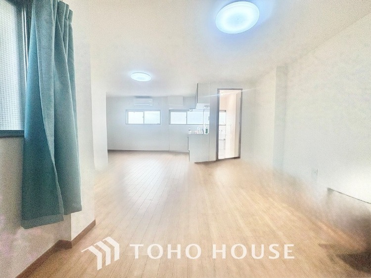 内装 使いやすく、明るい洋室に仕上がります。子供部屋や趣味のお部屋にご利用できます。ご自身で家具などを配置し、素敵な空間を創り上げられます。