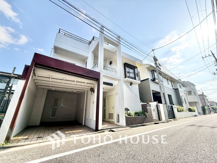 外観 窓を開けベランダに出ると当所なく広がる街と空のスクリーン。風が凪ぎ一時停止する目の前の画面の中、僕は一体何を考えていたのだろう。牧歌な街並みが僕を穏やかにさせてくれる。