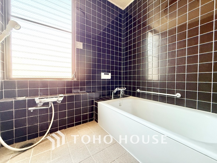 風呂 【Bathroom】奥行きが長く足を延ばしてもラクラクのスペース。体の大きい方でも嬉しいワイドサイズ。また、カビが付きにくく軽くこすれば簡単に落ちるお掃除ラクラク仕様です。