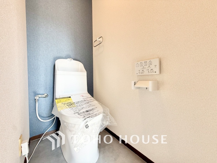 トイレ 【Toilet】トイレも全て新品に交換されており、清々しく新生活を始めることができます。白基調の清潔感のある空間に生まれ変わりました。