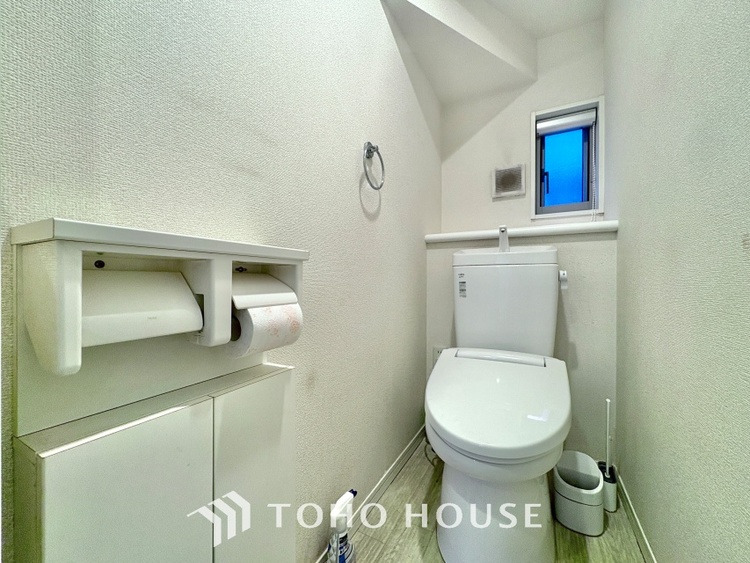 トイレ 叶えたかったのは落ち着きのあるナチュラルな風合い、そして開放感があるリビング。優雅な気分に浸れる幸せな時間を家族が自然と集まりたくなるこの空間で。