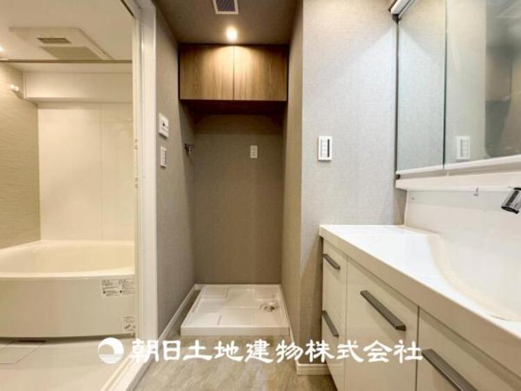 洗面 【洗面化粧台】広々とした洗面化粧台はたっぷり収納もさる事ながら、身だしなみチェックや歯磨きなど、朝の慌ただしい時間でも心に余裕とゆとりを作ってくれます。