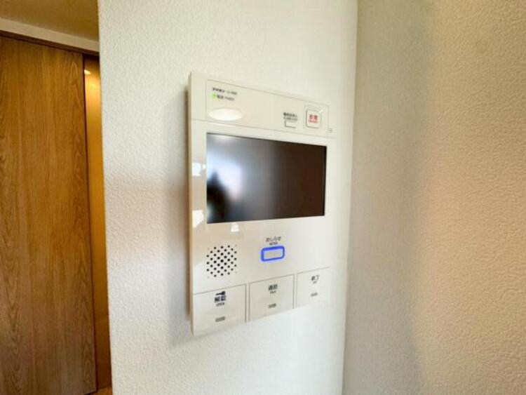 設備 【モニター付きインターホン】訪問者の確認が出来るので、セキュリティ対策にも最適のモニター付きインターホン。
