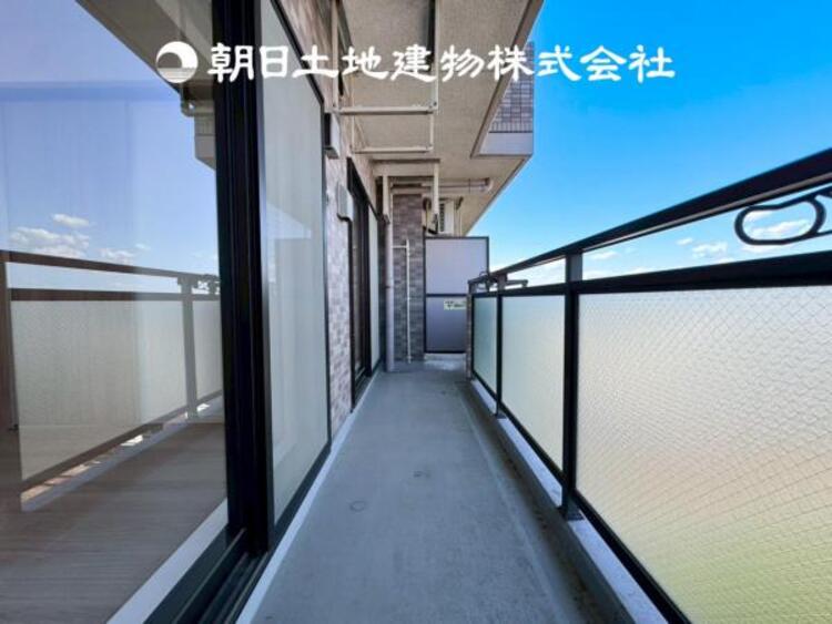 バルコニー 【バルコニー】温かい太陽を感じる事ができるのは、目の前に遮るものが無いから。彼方に広がる風景が絵画のように広がります。