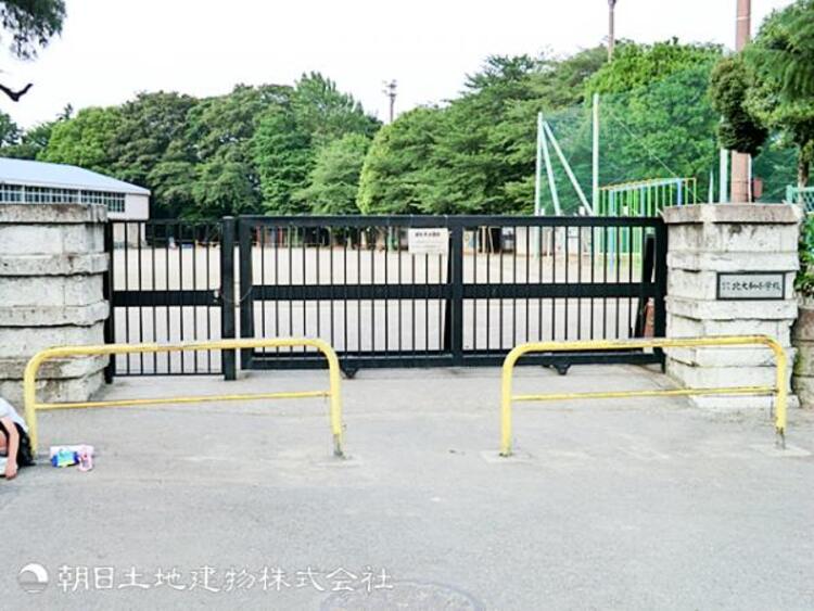 周辺 【北大和小学校】350ｍ　自然に囲まれた落ち着いた環境で、子どもが安心して学べる小学校。基礎学力の定着と豊かな心を育む教育が行われ、地域に親しまれる学びの場です。