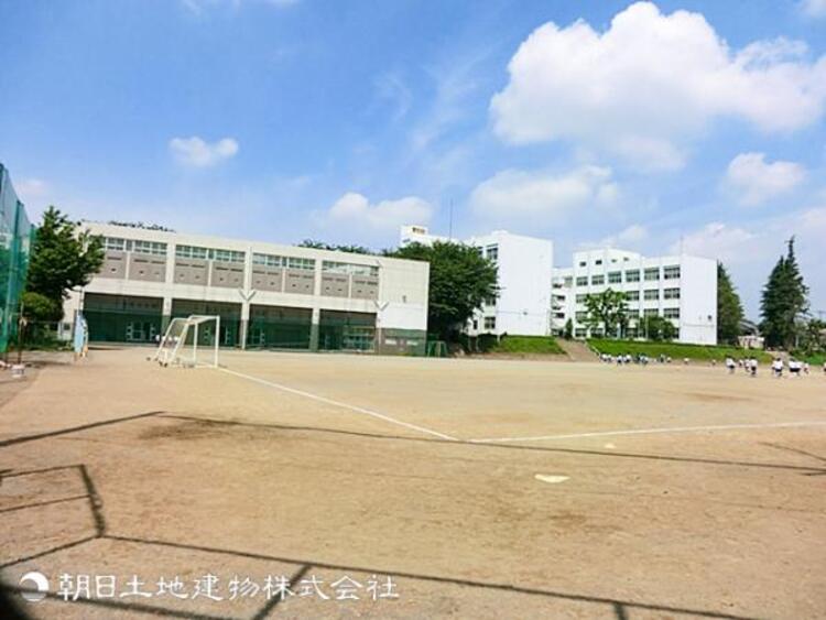 周辺 【つきみ野中学校】750ｍ　落ち着いた学習環境で、生徒一人ひとりの成長を大切にする中学校。学習・部活動ともに活発で、地域に根ざした温かい学校づくりが行われています。