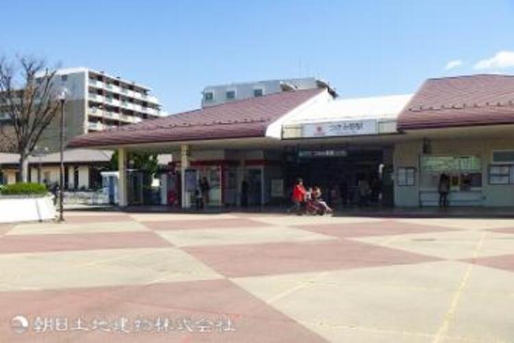 周辺 【つきみ野駅】400ｍ　落ち着いた住宅街に位置し、買い物施設やバス路線も充実した便利な駅。通勤・通学の拠点として使いやすく、地域の暮らしを支える存在です。