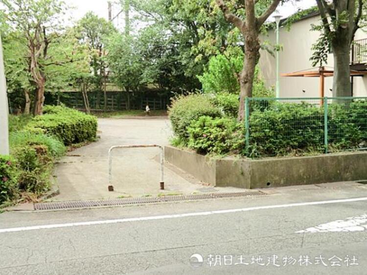 周辺 【つきみ野１号公園】670ｍ　住宅街の中にあり、子どもが遊べる遊具と開放的な広場がそろう公園。散歩や外遊びにちょうどよく、地域の人が気軽に立ち寄れる憩いの場です。