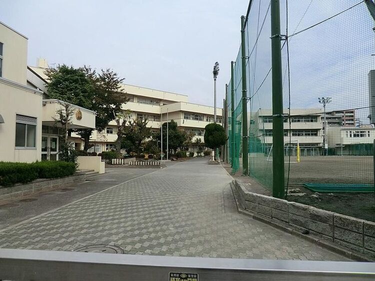 周辺 横浜市立鶴見中学校 徒歩11分。徒歩4分 840m