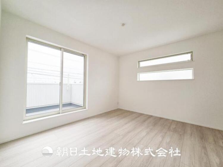 内装 【居室】ご自宅で快適に過ごす条件は、一人ひとり違います。個性が強すぎないシンプルな内装とシンプルなデザインで統一しております。居住していく中であなただけの【幸せマイホーム】を創り上げて下さい。