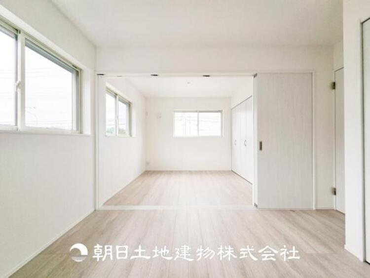 内装 【居室】爽やかな空間演出とセンス良く纏められた室内は良質な寛ぎ空間。そこで暮らす大切な人達のことを考え造りこんだ空間は日々の生活に安らぎを与えてくれます。