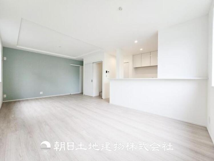 居間 【リビング】1日の中で最も長い時間を過ごすことになるリビングだからこそ、いつも笑顔があふれる空間であるように。広々とした空間から幸せな未来を。1日の中で最も長い時間を過ごすリビングは、笑顔があふれる空