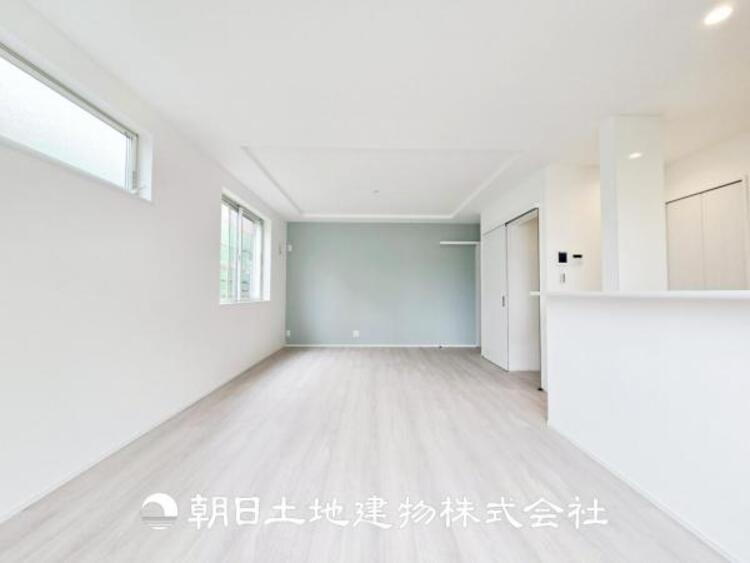 居間 【リビング】開放的で明るい空間が広がるLDK。リビングには暖かな太陽が降り注ぎ、爽やかな住空間です。お友達を呼んでお茶をしたり、一緒に料理を楽しみながら楽しい時間を。