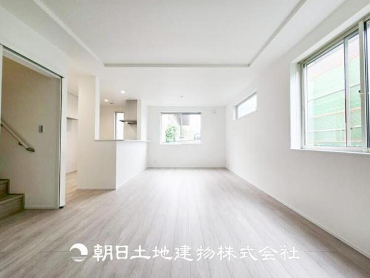居間 【ダイニング】温かい色合いのフローリングと清々しい爽やかなクロスが明るい空間を創り出しているダイニングキッチン。ゆっくりと過ごす空間に相応しく、ここで楽しむ時間が家族や友人との絆をより深めてくれそうで