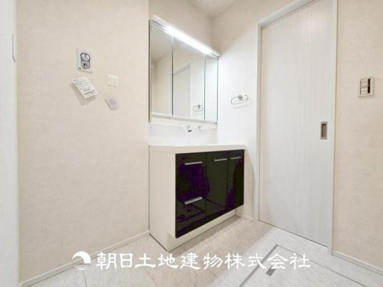 洗面 【洗面化粧台】慌ただしい1日が始まり、充実した1日の終わりを締めくくる洗面所。快適に過ごせることはもちろん、収納や機能性を兼ね備えた洗面化粧台です。快適に過ごせることはもちろん、収納や機能性を兼ね備え