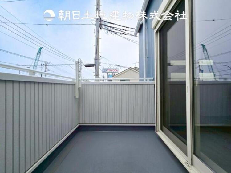 バルコニー 【バルコニー】温かい太陽を感じる事ができるのは、目の前に遮るものが無いから。彼方に広がる風景が絵画のように広がります。