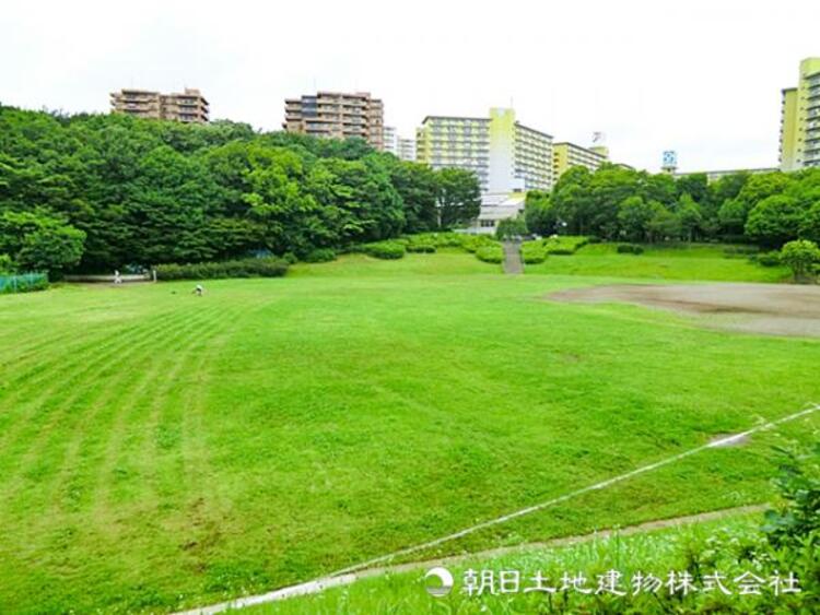 周辺 【若葉台公園】1300ｍ　緑豊かな環境で、広場や遊具が充実し、子どもから大人まで心地よく過ごせる公園。散歩や遊びに最適な、地域に親しまれる憩いの場です。