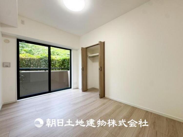 内装 【居室】大切な家族一人ひとりの大切な個別空間。趣味・感性で個性的に飾って頂けるようシンプルに仕上げてあります。自分時間を充実させながら心豊かなひとときを過ごすための大切な空間。