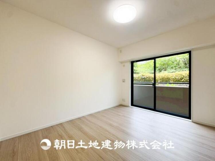 内装 【居室】大切なご家族、招いた友人と過ごす大切な時間を差し込む光が優しく包み込む空間。大切な人とともに、心穏やかに過ごすひとときを味わってください。