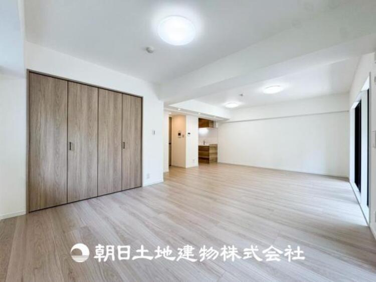 居間 【リビング】大切なご家族、招いた友人と過ごすひと時を溢れる光が優しく包み込む空間。大切な人とともに、心穏やかに過ごすひととき。家族との時間、自分の時間を大切にできる空間を作りました。