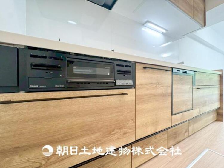 キッチン 【キッチン】住宅の主役でもあり、日常生活を過ごす上で重要な水回りでもあるからこそ機能性・デザイン性に拘りました。お掃除のしやすいシステムキッチンを設置しました。
