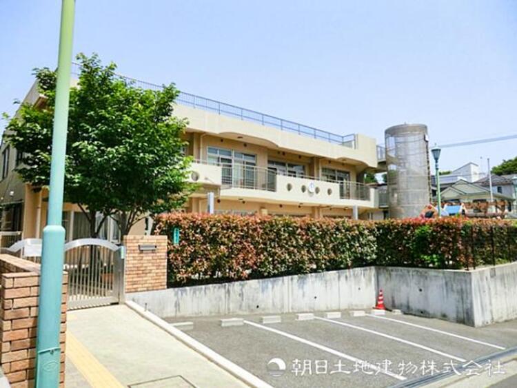 周辺 【しらとり台保育園さつきが丘】640ｍ　のびのびとしつつ、モンテッソーリ要素を導入したり教育カリキュラムも充実。園庭やプール、セキュリティなど設備もしっかり整っています。