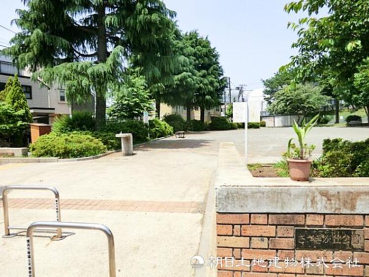 周辺 【さつきが丘公園】660ｍ　閑静な住宅街の中にあり、豊かな植栽に癒される空間です。ブランコなど遊具や、走り回れるスペースも確保されておりお子様の遊び場にぴったりです。