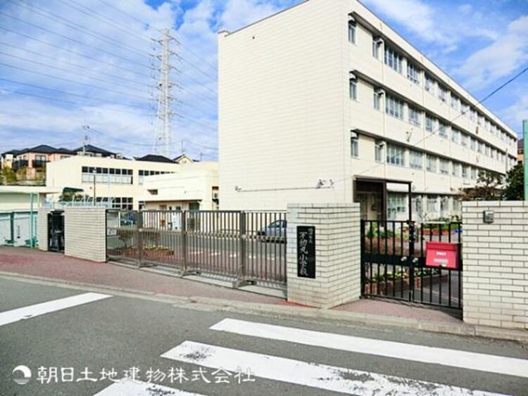 周辺 【不動丸小学校】500ｍ　地域に根ざした温かな環境で、思いやりと主体性を育み、子どもたちが安心して学び成長できる小学校です。
