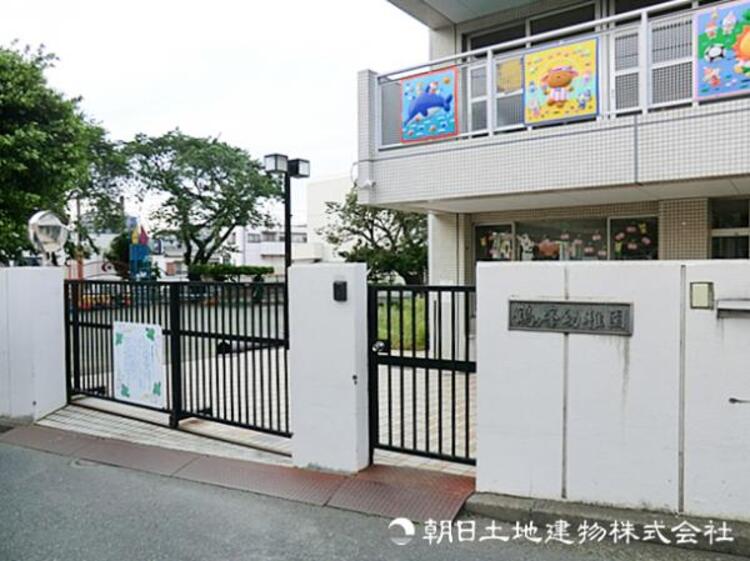 周辺 【鶴ヶ峰幼稚園】1000ｍ　自然と触れ合いながら豊かな感性を育み、思いやりと自主性を大切にした温かな保育・教育を行う幼稚園です。