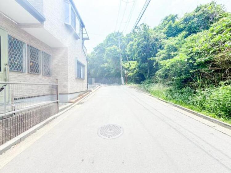 外観 【前面道路】道路幅が広く圧迫感が御座いません。車両の出入りも苦になりません。