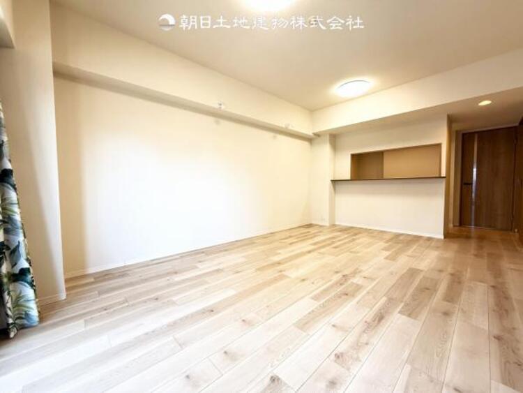 居間 広い壁面にはご家族の思い出を綴ってください♪