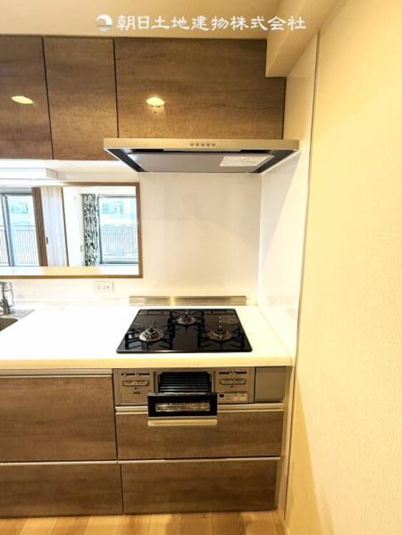 キッチン 三口コンロは色々な調理が出来て重宝します。