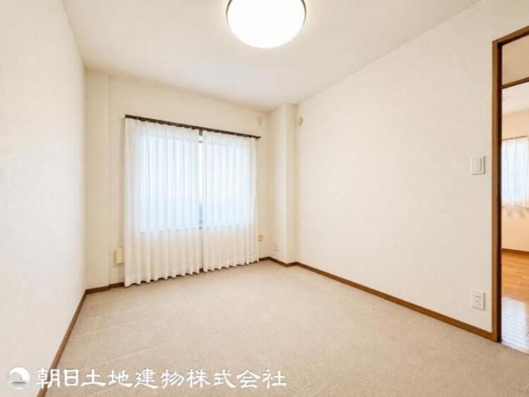 内装 窓からの光が、心地よい空間です