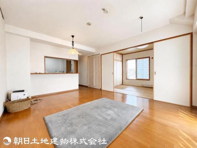 居間 ナチュラル感ある明るい内装です