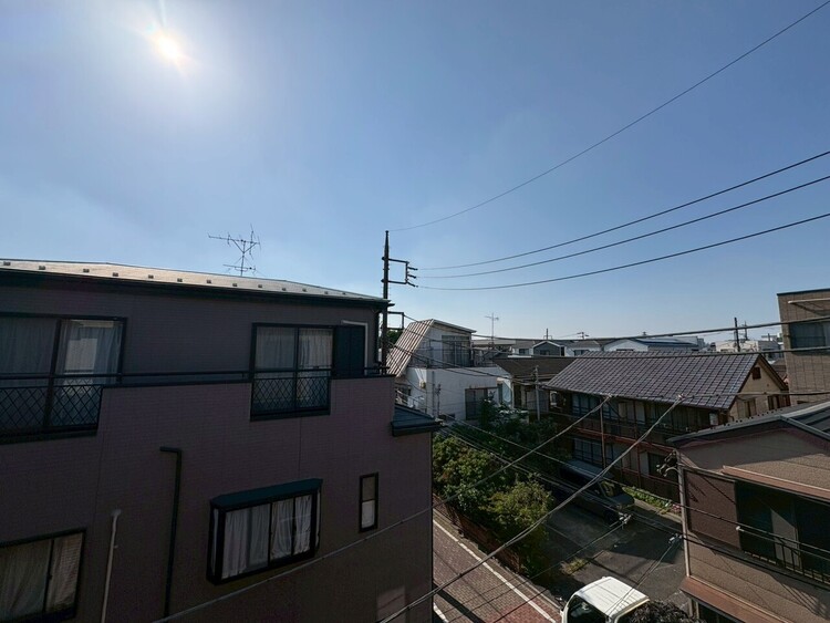 バルコニー 窓を開けると広がる青空。心をリフレッシュして日々を過ごしていきましょう。