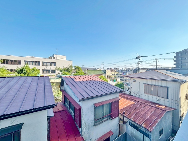 バルコニー 窓を開けると広がる青空。心をリフレッシュして日々を過ごしていきましょう。
