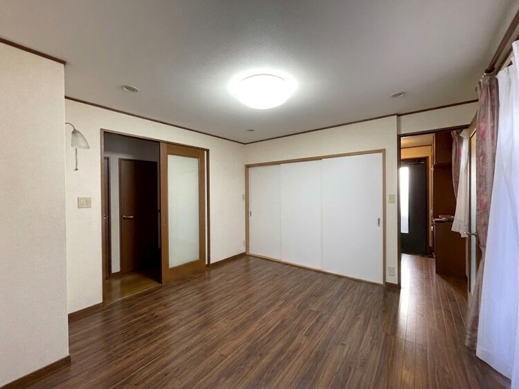 居間 居心地の良い空気感は、暮らしのステージを彩り、心からのやすらぎと満足感を与えてくれます。※加工により家具消しを施しております。
