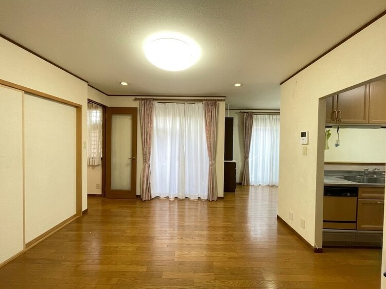 居間 飾り過ぎないシンプルな内装と偏り過ぎないデザインで統一しました。※加工により家具消しを施しております。