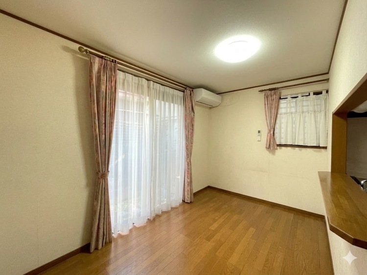 居間 快適に過ごす毎日を求めて、暮らしの中でご自身の「マイホーム」に創り上げてください。※加工により家具消しを施しております。