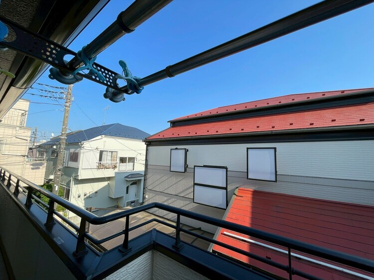 バルコニー 窓を開けると広がる青空。心をリフレッシュして日々を過ごしていきましょう。