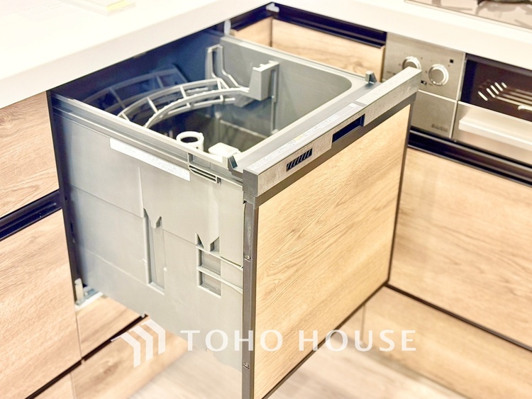 キッチン 家事の最も強い味方の一つ・・ビルトイン型の食器洗浄乾燥機。手洗いでは落ちない汚れも高温・高圧ですっきり。大幅な時短になるのが嬉しい。