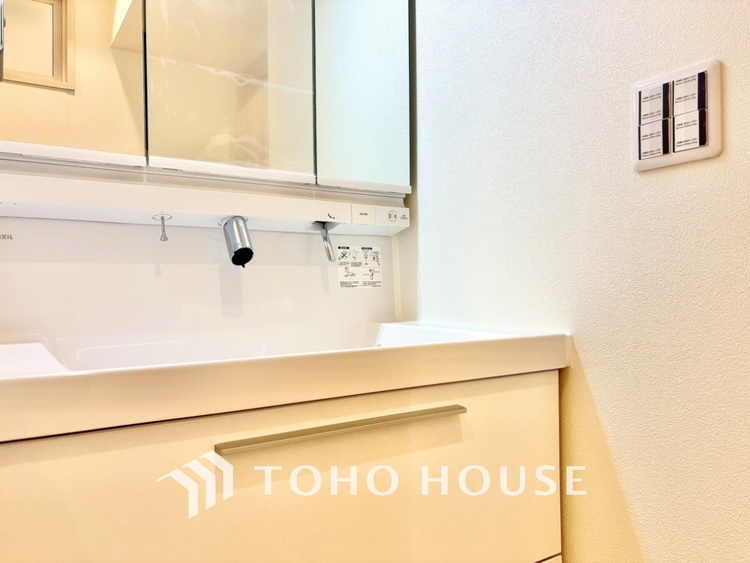 洗面 【Wash basin】十分な大きさの洗面台は収納力大。身だしなみチェックや歯磨きなど、朝の慌ただしい時間でも余裕とゆとりを感じられる。